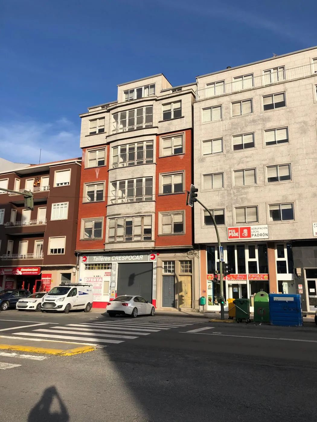 Fachada del edificio en Avenida de Compostela, Padrón