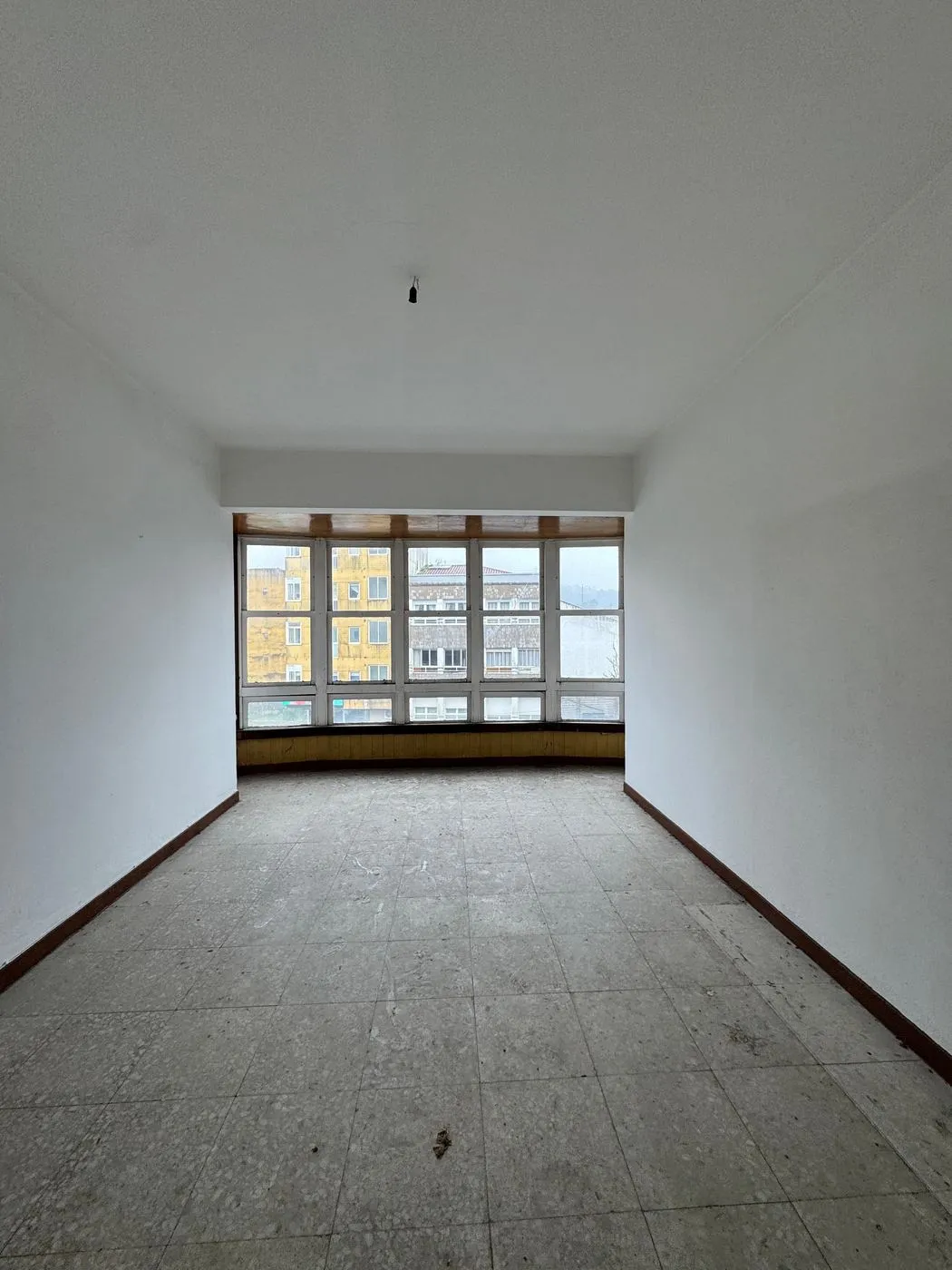 Salón con galería acristalada