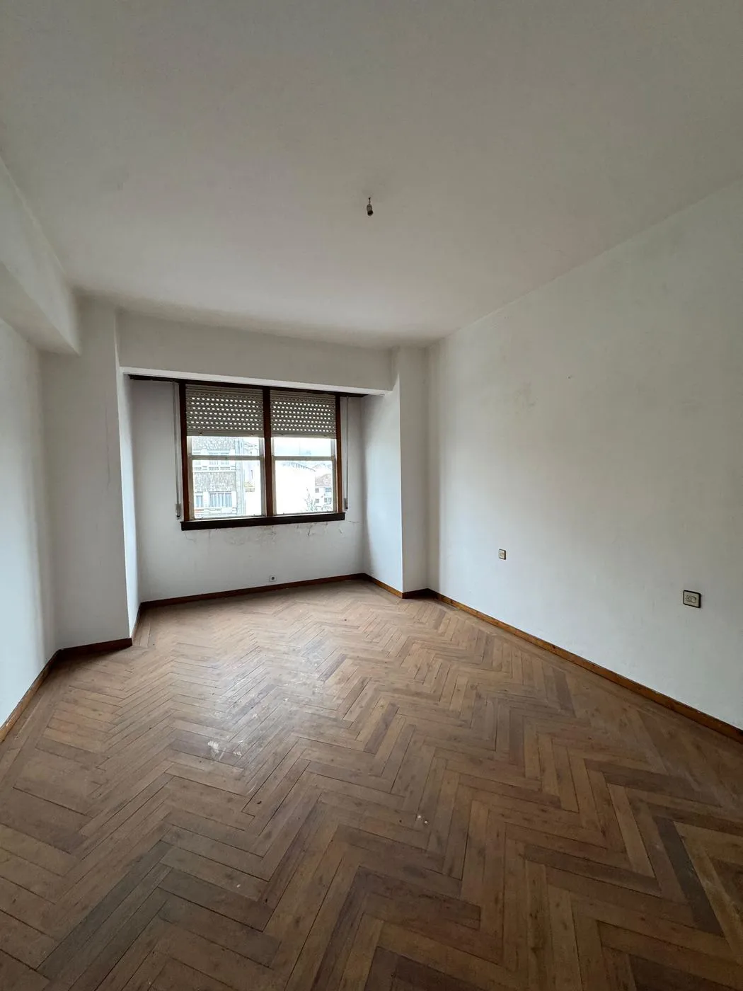Dormitorio con tarima en espiga